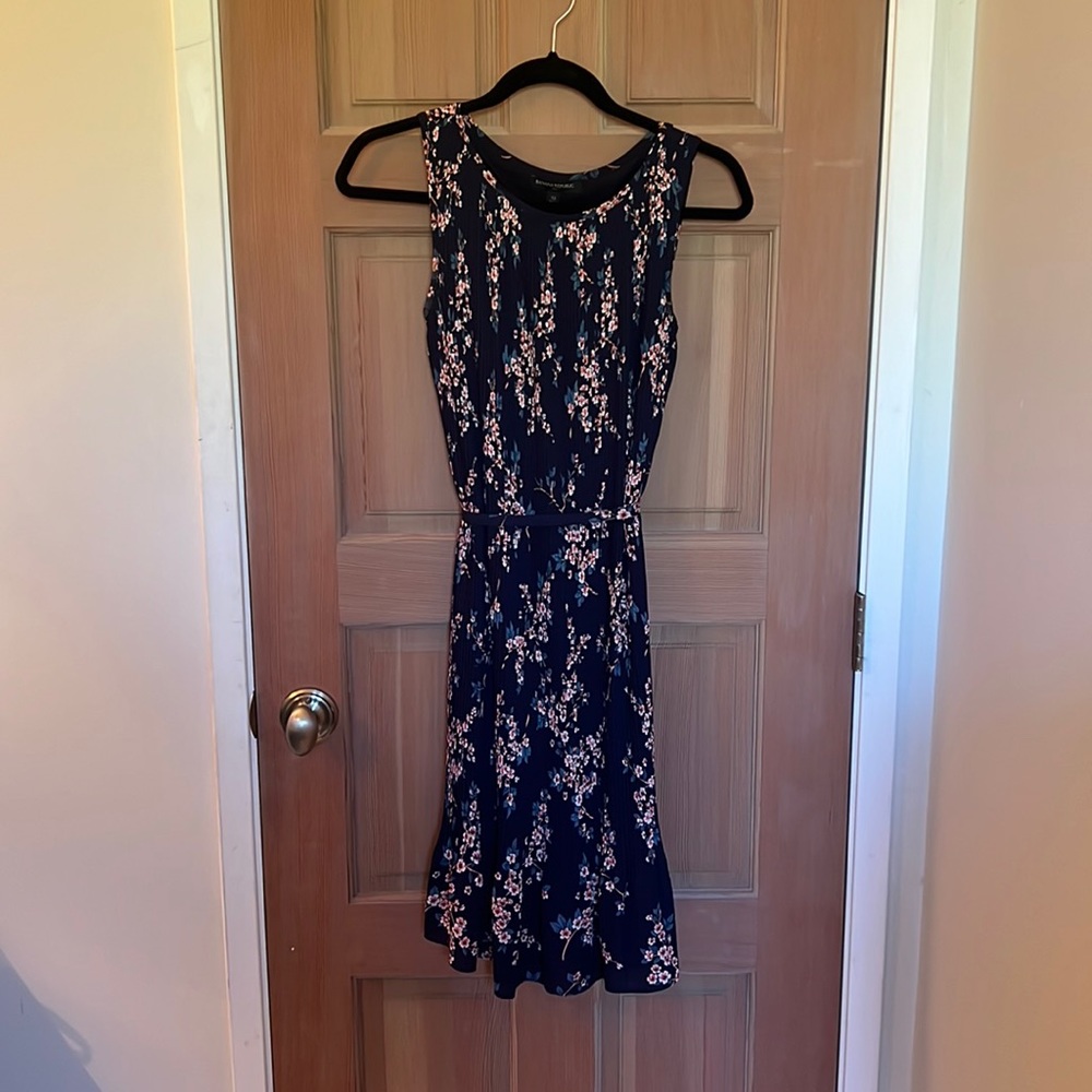 Floral Pleated Dress Banana Republic. Size xs, excellent condition